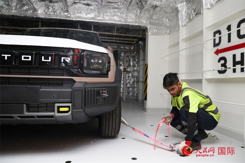 工人正在進(jìn)行卸車作業(yè)。人民網(wǎng)記者任皓宇攝