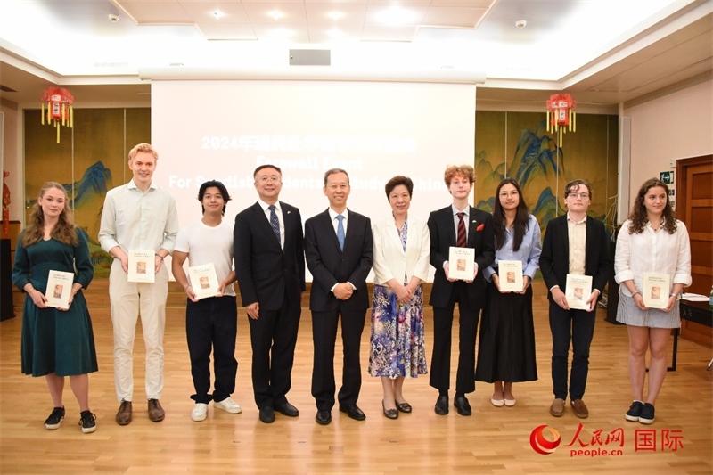 中國駐瑞典大使崔愛民與赴華瑞典留學(xué)生合影。人民網(wǎng)記者 殷淼攝