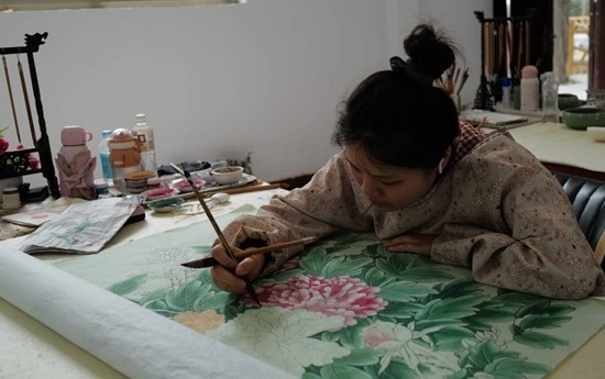 當(dāng)?shù)剞r(nóng)民畫(huà)師正在作畫(huà)。受訪(fǎng)者供圖