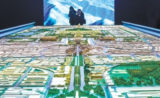 首都博物館“輝煌中軸”展廳內(nèi)，十六米長(zhǎng)的中軸線沙盤，配以立體投影技術(shù)，展現(xiàn)北京中軸線之壯美。 本報(bào)記者 武亦彬攝
