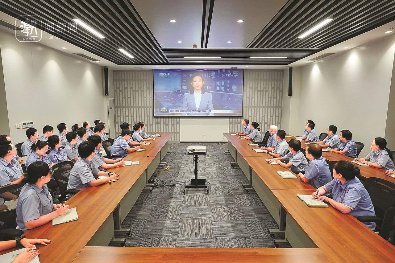 2024年8月1日晚，寧波永新光學(xué)股份有限公司員工集體觀看央視《新聞聯(lián)播》關(guān)于國(guó)家主席習(xí)近平給包陪慶、曹其鏞等祖籍寧波的香港企業(yè)家回信的報(bào)道。潮新聞?dòng)浾?賀元?jiǎng)P 彭鵬 周旭輝 攝