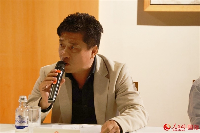 巴西中國浙江商會會長鄭俠茂在座談會上致辭。人民網(wǎng)記者 陳海琪攝