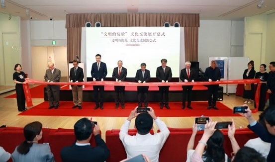 中外嘉賓共同為“文明的綻放”文化交流展開幕式剪彩。中國外文局國際傳播發(fā)展中心供圖