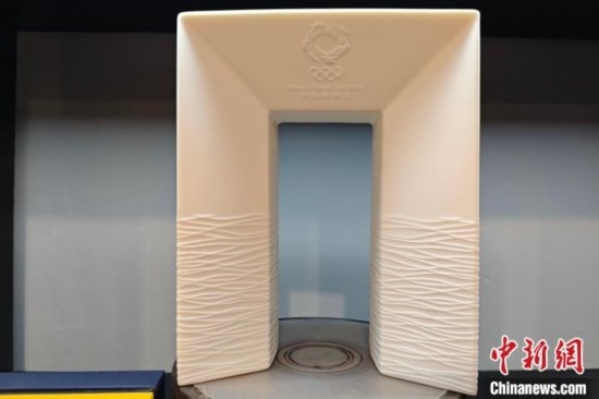 白瓷作品《凱旋尊》巧妙融合了法國與中國最具象征意義的藝術(shù)形式和元素進行再創(chuàng)造。 吳冠標 攝