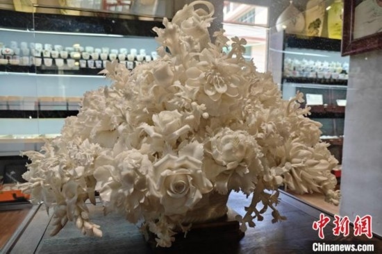 福建德化陶瓷以“白”見長，因白如雪、明如鏡、薄如紙、聲如磬、潤如玉而享譽世界。 吳冠標 攝