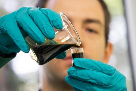 2022年5月24日，在匈牙利薩茲豪隆包陶多瑙河煉油廠，一名工人對通過阿德里亞輸油管道運達的原油樣品進行質量分析。新華社發(fā)（弗爾季·奧蒂洛攝）