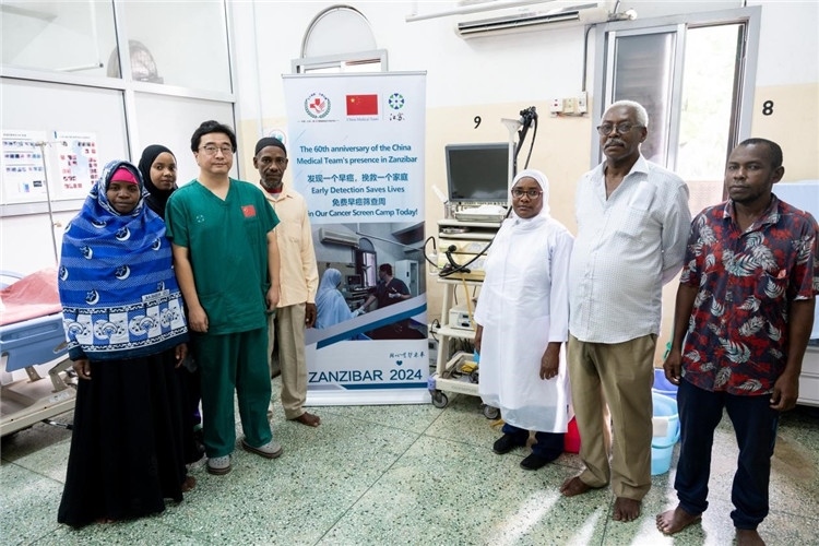 王璐醫(yī)生與部分患者合影。中國援桑醫(yī)療隊供圖