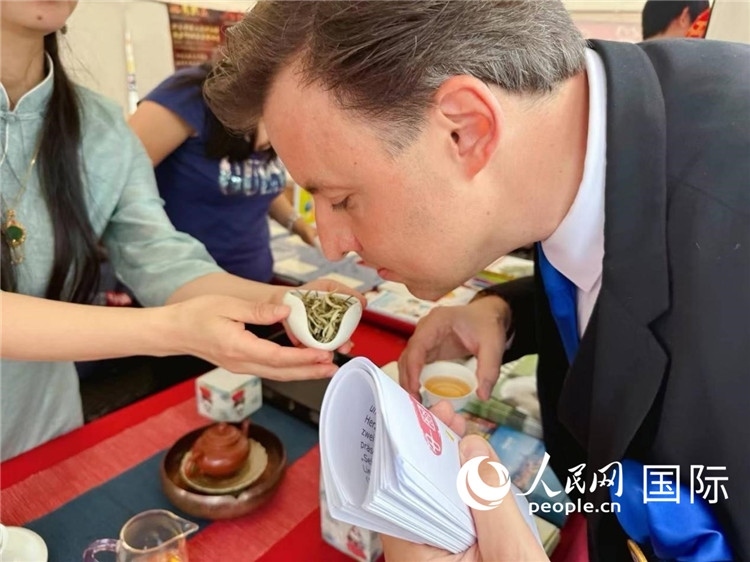 德國市民品鑒中國茶。人民網記者 劉赫攝