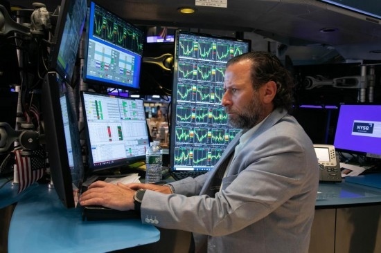 5月3日，交易員在美國紐約證券交易所交易大廳工作。新華社發(fā)（郭克攝）