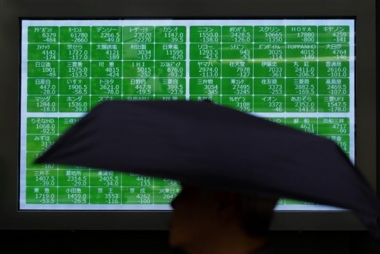 8月2日，在日本東京，行人經(jīng)過一處股指信息電子顯示屏。新華社記者張笑宇攝