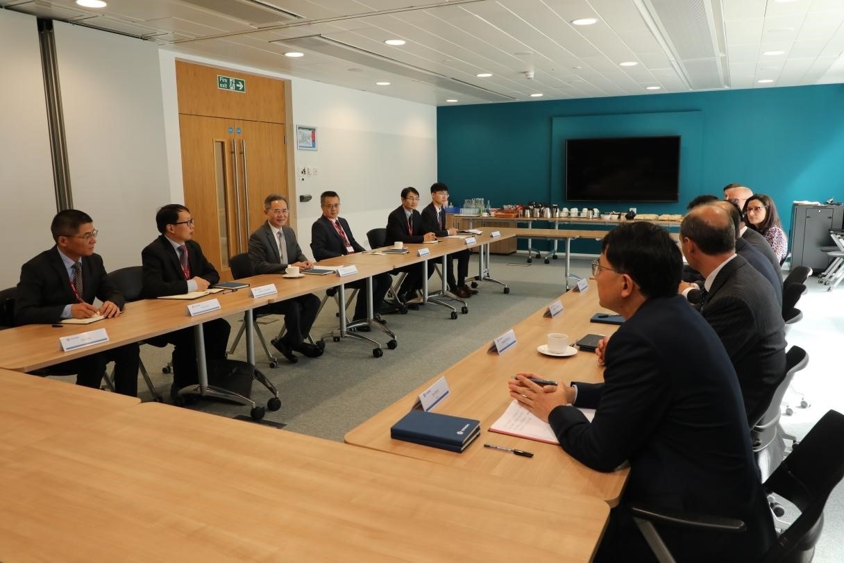 圖為中國駐英國大使鄭澤光與項(xiàng)目運(yùn)營團(tuán)隊(duì)及企業(yè)合作機(jī)構(gòu)負(fù)責(zé)人座談現(xiàn)場。中國駐英國使館供圖