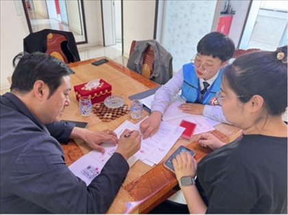 棋蒙政務企業(yè)服務中心幫辦代辦員為高老先生上門辦理業(yè)務。鄂托克旗政務服務與數(shù)據(jù)管理局供圖