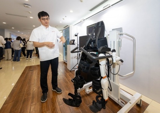 2024年5月24日，在位于上海市嘉定區(qū)的上海交通大學(xué)醫(yī)學(xué)院附屬瑞金醫(yī)院腫瘤質(zhì)子中心，工作人員介紹由瑞金醫(yī)院醫(yī)生和醫(yī)療公司共同研發(fā)的用于恢復(fù)患者下肢的醫(yī)療機(jī)器人。新華社記者 王翔 攝