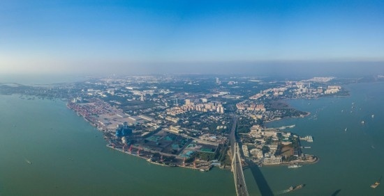 海南自貿(mào)港重點(diǎn)園區(qū)——洋浦經(jīng)濟(jì)開(kāi)發(fā)區(qū)（2023年12月31日攝，無(wú)人機(jī)全景照片）。新華社記者 蒲曉旭 攝