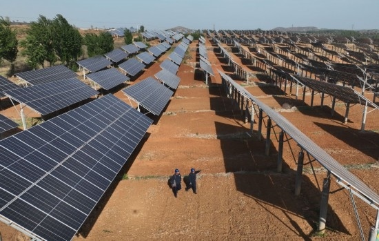 2024年4月16日，工人在河北省石家莊市靈壽縣譚莊鄉(xiāng)程家莊村的“農(nóng)光互補(bǔ)”光伏發(fā)電場(chǎng)巡查（無(wú)人機(jī)照片）。新華社記者 楊世堯 攝