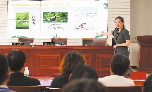 圖②：法官給旁聽(tīng)群眾講解破壞生態(tài)環(huán)境的危害和法律后果。