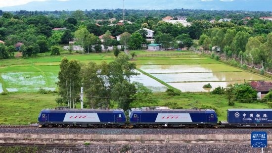 8月5日，由老撾籍火車司機獨立駕駛的滿載貨物的列車駛出萬象站，向中國昆明進發(fā)（無人機照片）。新華社發(fā)（楊永全 攝）