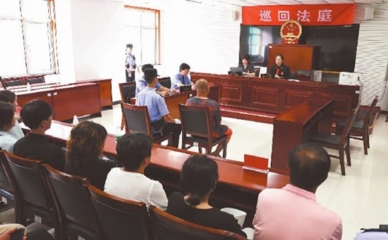 圖①：庭審現(xiàn)場(chǎng)。