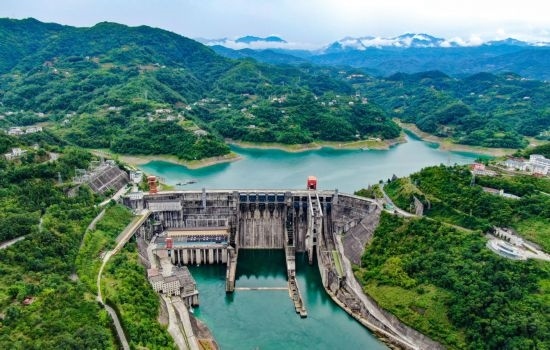 這是陜西安康水電站大壩（2024年6月21日攝，無(wú)人機(jī)照片）。新華社記者 蔡湘鑫 攝