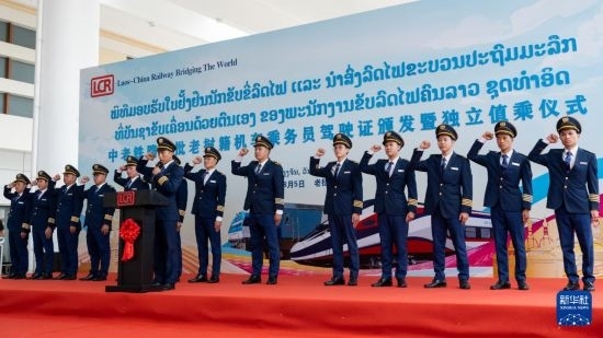 8月5日，在中老鐵路萬象站，中老鐵路首批14名老撾籍火車司機進行宣誓。新華社發(fā)（凱喬 攝）