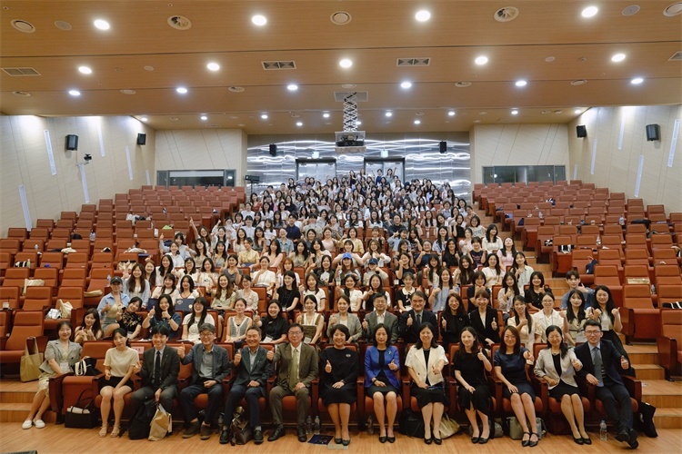 8月5日，第十一屆在韓國際中文教育志愿者崗中培訓(xùn)舉行開班儀式。圖為活動現(xiàn)場合影。 教育部中外語言交流合作中心供圖