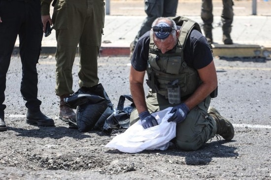 8月6日，在以色列納哈里亞，警方在無人機襲擊現(xiàn)場開展工作。以色列國防軍6日發(fā)表聲明說，多架無人機當(dāng)天從黎巴嫩射向以色列，造成以色列邊境城市納哈里亞數(shù)名平民受傷。新華社/基尼圖片社