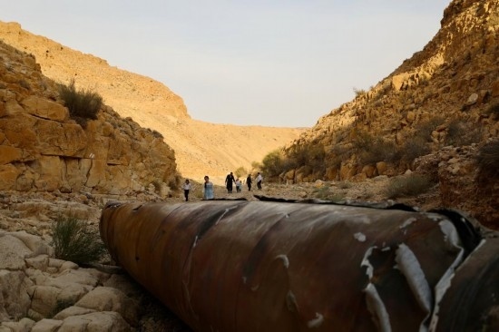 這是4月28日在以色列南部城市阿拉達(dá)附近拍攝的伊朗導(dǎo)彈殘骸。新華社發(fā)（賈馬爾·阿瓦德攝）