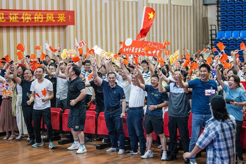 北京時(shí)間7月27日，2024年巴黎奧運(yùn)會(huì)首個(gè)比賽日，在射擊10米氣步槍混合團(tuán)體比賽中，中國(guó)選手黃雨婷/盛李豪獲得金牌。圖為黃雨婷的母校師生們通過(guò)收看奧運(yùn)直播的方式為她加油助威。