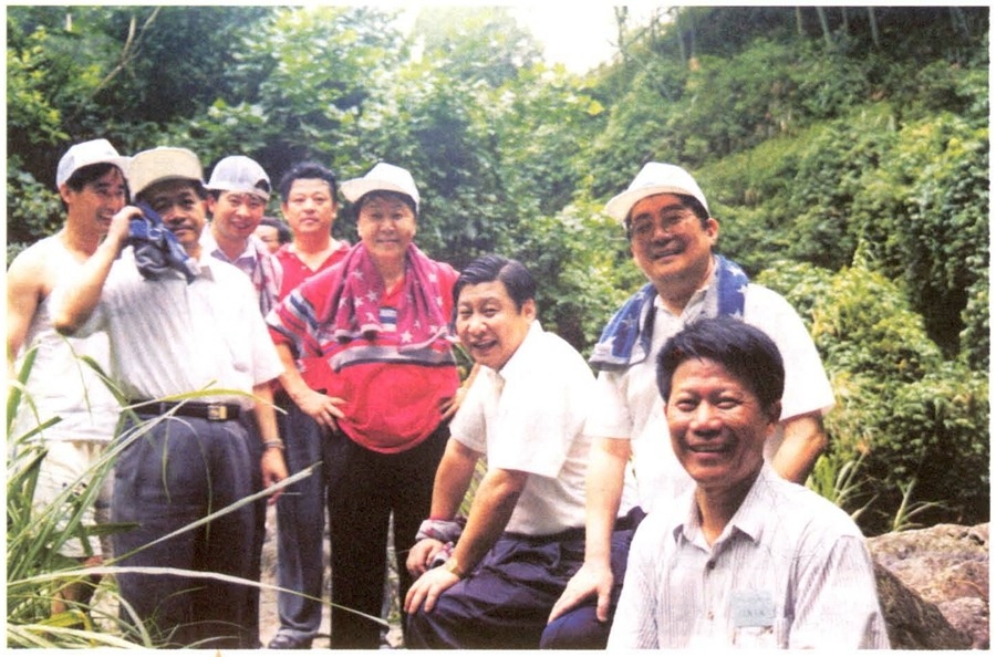 1999年6月，習近平在福州森林公園參加紀念毛主席“發(fā)展體育運動，增強人民體質”題詞47周年登山健身活動。（資料照片，來源：《習近平在福建》（下））