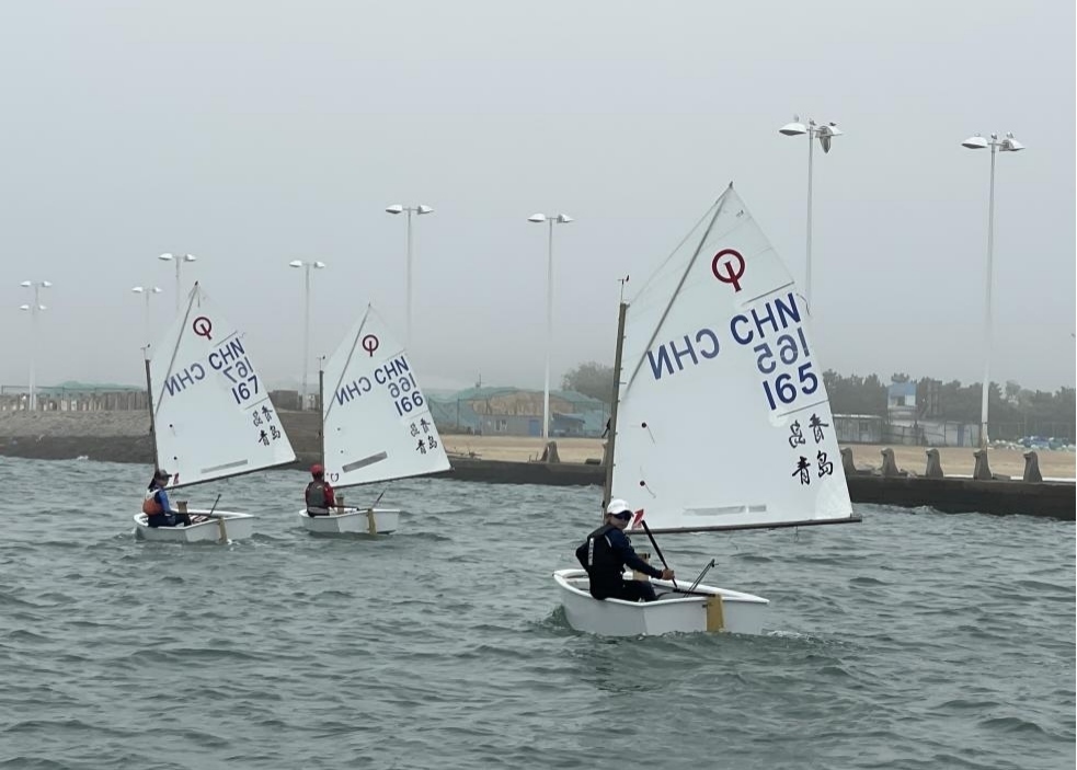 青島市嶗山區(qū)中韓小學(xué)帆船社團進行帆船訓(xùn)練。青島市嶗山區(qū)教育和體育局供圖