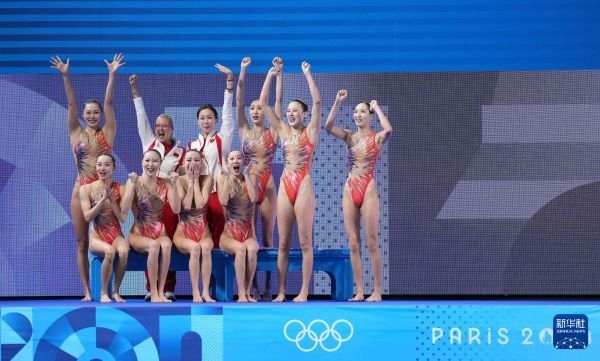 北京時(shí)間8月8日凌晨，巴黎奧運(yùn)會花樣游泳集體項(xiàng)目的最后一項(xiàng)比賽集體技巧自選在巴黎奧林匹克水上運(yùn)動中心舉行。中國隊(duì)奪得花樣游泳集體項(xiàng)目金牌。圖為中國隊(duì)在比賽后慶祝奪冠。新華社記者 薛宇舸 攝