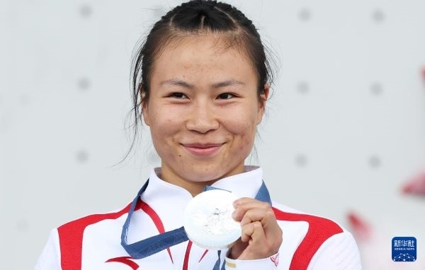 北京時(shí)間8月7日，在巴黎奧運(yùn)會攀巖女子速度賽比賽中，中國選手鄧麗娟獲得銀牌。圖為亞軍中國選手鄧麗娟在頒獎儀式上。新華社記者 高靜 攝