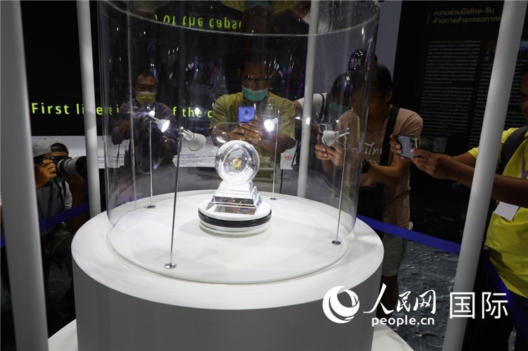 “嫦娥五號”探測器從月球帶回的月球樣品在泰國展出。人民網(wǎng)記者簡承淵攝