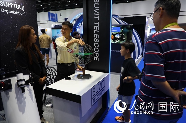 專家向觀眾講述航天知識。人民網(wǎng)記者簡承淵攝。