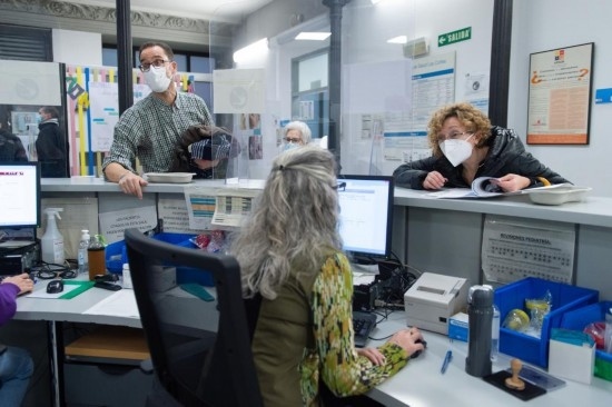 1月15日，人們?cè)谖靼嘌礼R德里一家診所內(nèi)就診。新華社發(fā)（古斯塔沃·巴連特?cái)z）