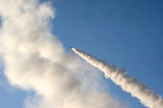 這張2011年6月28日在伊朗中部城市庫姆附近拍攝的照片顯示，一枚導彈在“偉大先知６”軍事演習中發(fā)射升空。新華社發(fā)