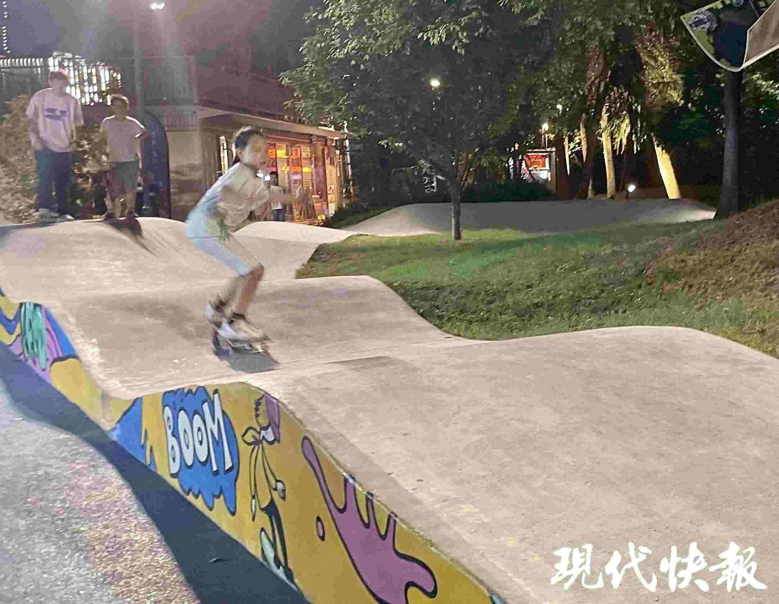 南京西城·夜未央的滑板場地上，一群青少年正在玩滑板