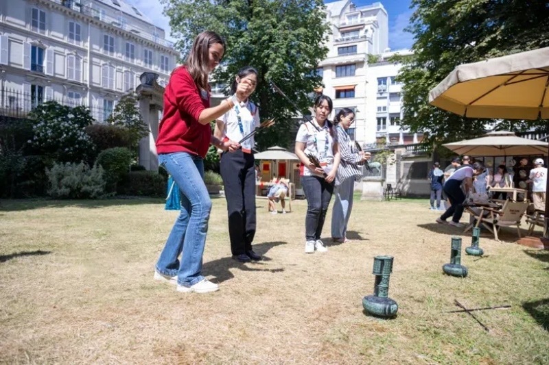 中外友人體驗(yàn)投壺游戲。巴黎