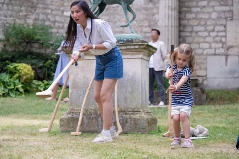 小朋友體驗(yàn)捶丸游戲。巴黎