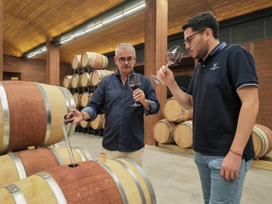  8月7日，尼古拉·格里馬（左）與同事在酒窖中。新華社記者 劉海 攝