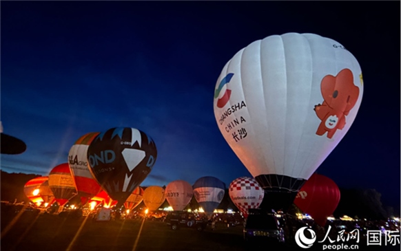 來自中國長沙的定制熱氣球亮相布里斯托國際氣球節(jié)。人民網(wǎng)記者 余穎攝