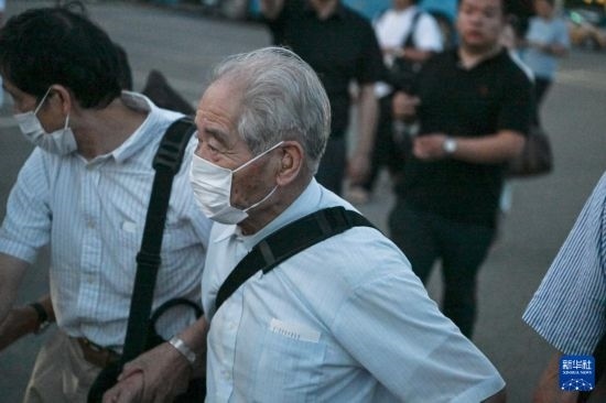 8月12日晚，侵華日軍第七三一部隊(duì)（簡稱“731部隊(duì)”）“少年隊(duì)”原隊(duì)員清水英男，乘機(jī)抵達(dá)哈爾濱。新華社記者 王松 攝