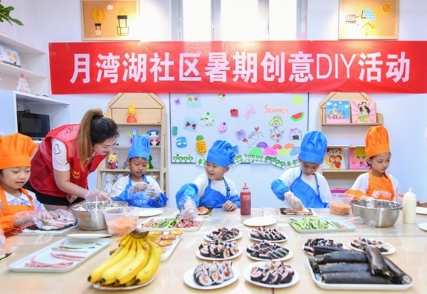 漯河市月灣湖社區(qū)青少年活動室里，志愿者教孩子們做手工。 齊國霞攝