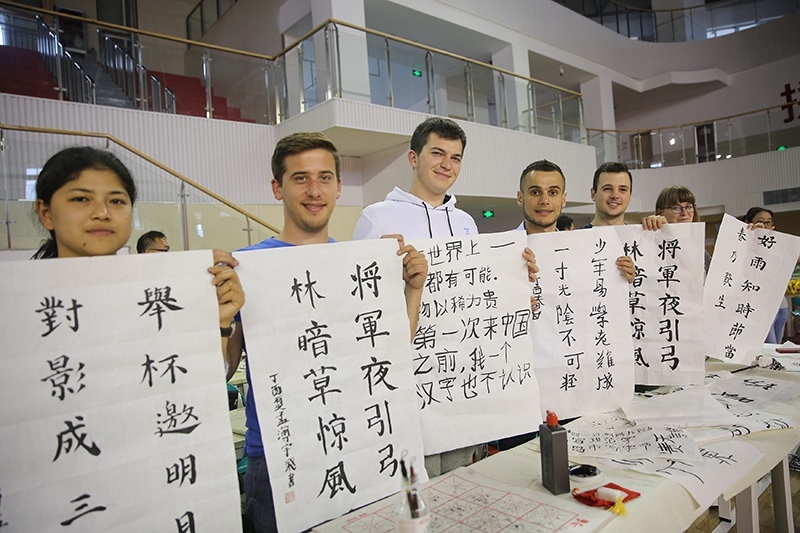 2017年6月5日，來自青島大學(xué)和中國石油大學(xué)（華東）的外國留學(xué)生在展示現(xiàn)場完成的書法作品。