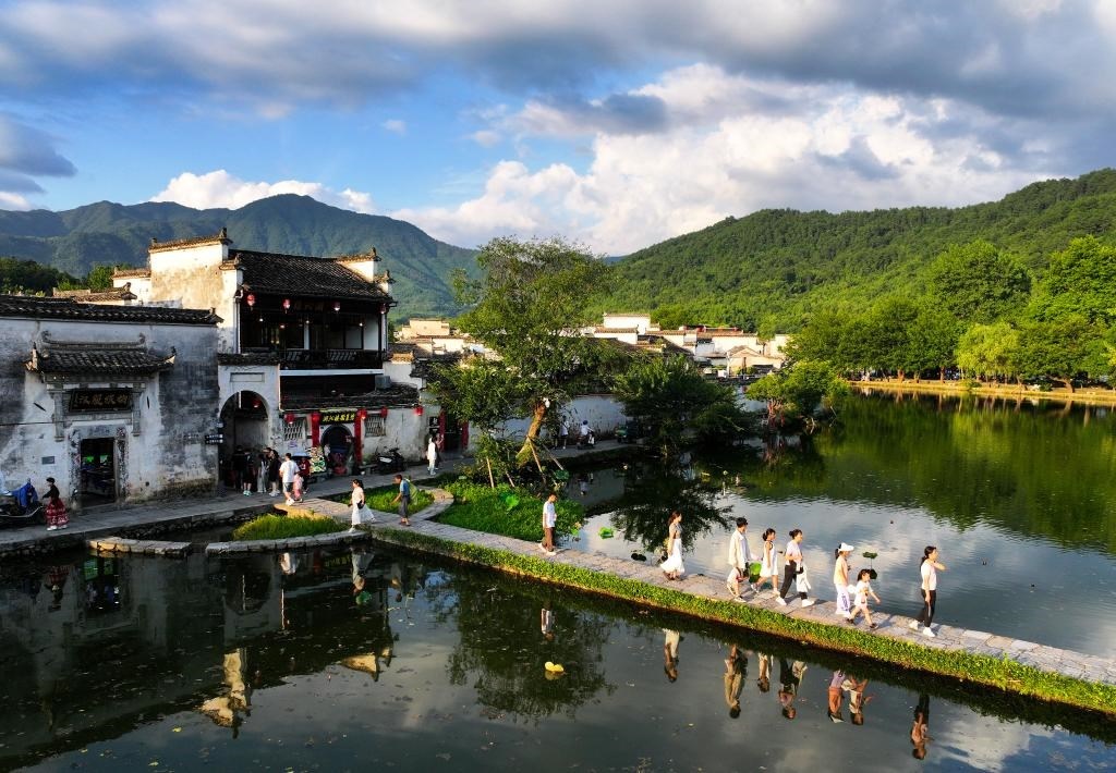 2024年7月7日，游客在安徽省黃山市黟縣宏村游玩。新華社記者杜宇攝