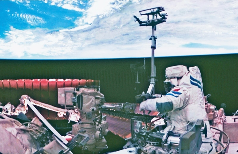 黨的十八大以來，我國(guó)科技事業(yè)取得歷史性成就、發(fā)生歷史性變革，科技自立自強(qiáng)成果持續(xù)涌現(xiàn)。圖為2024年7月3日在北京航天飛行控制中心拍攝的神舟十八號(hào)航天員李聰在空間站組合體艙外作業(yè)的畫面。 新華社記者 郭中正/攝