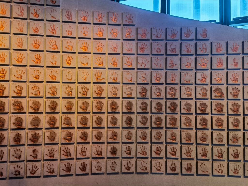 圖為侵華日軍南京大屠殺遇難同胞紀(jì)念館“三個(gè)必勝”展廳排列的648個(gè)鮮紅的手?。ň植浚?。新華社記者 邱冰清 攝