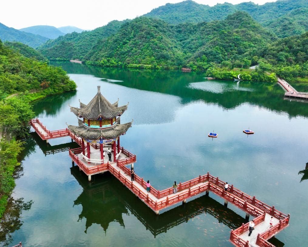 2024年8月11日，游客在湖南省雙牌縣陽明山國家森林公園萬和湖休閑游玩。新華社發(fā)（周秀魚春攝）