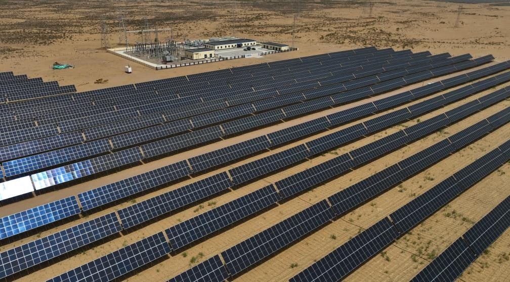 這是2024年5月16日拍攝的內(nèi)蒙古巴彥淖爾市磴口縣烏蘭布和沙漠光伏基地。新華社記者李云平攝