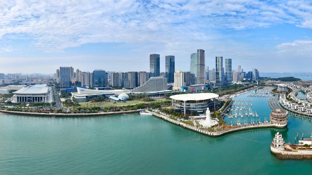 2024年1月24日拍攝的廈門國際會議中心、環(huán)島路一帶濱海城市景觀。新華社記者姜克紅攝